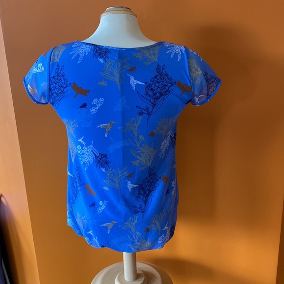 2/$25. Rickis periwinkle blue printed top with polyester lining in size XS. - Picture 2 of 8